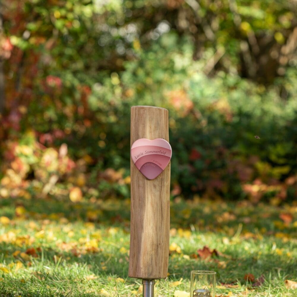 Holzgrabmal SR13.KH15 mit farbigem Grabschild in Herzform