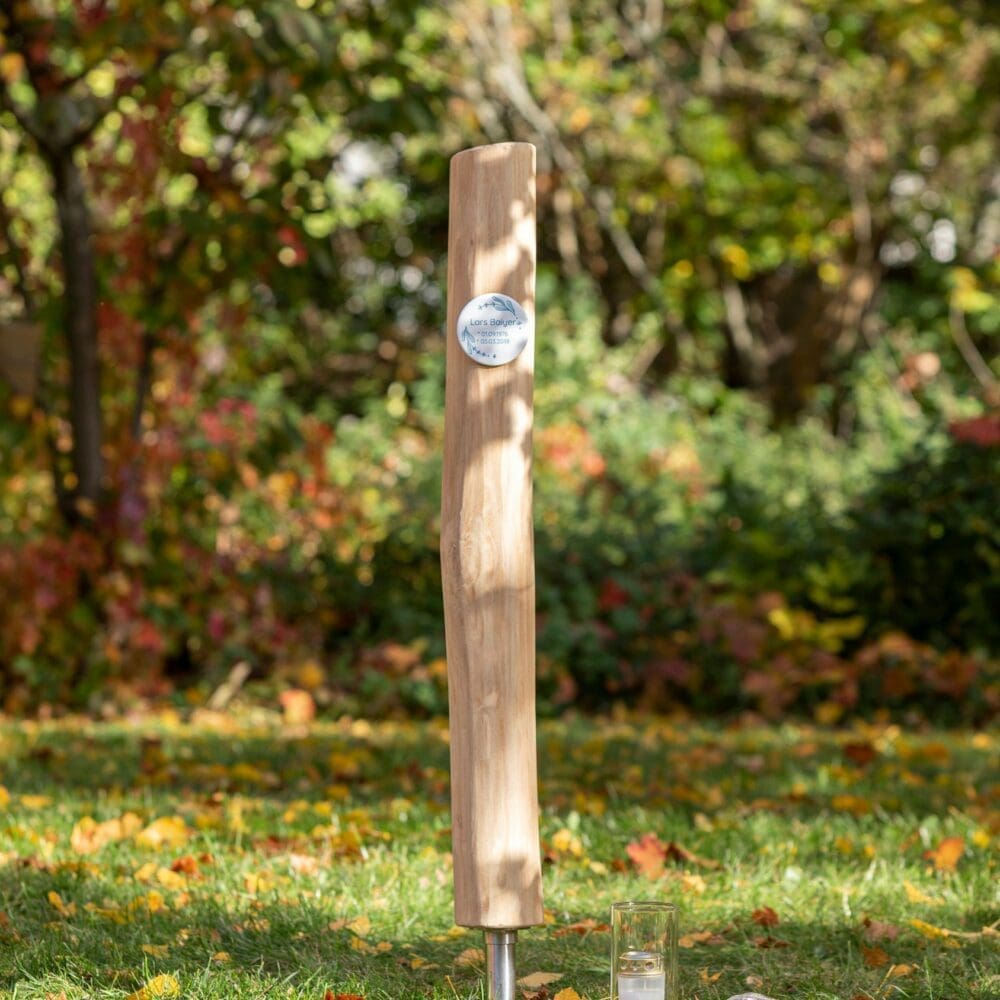 Hohe Grabstele SR13E.KR10 für ein Urnen- oder Erdgrab