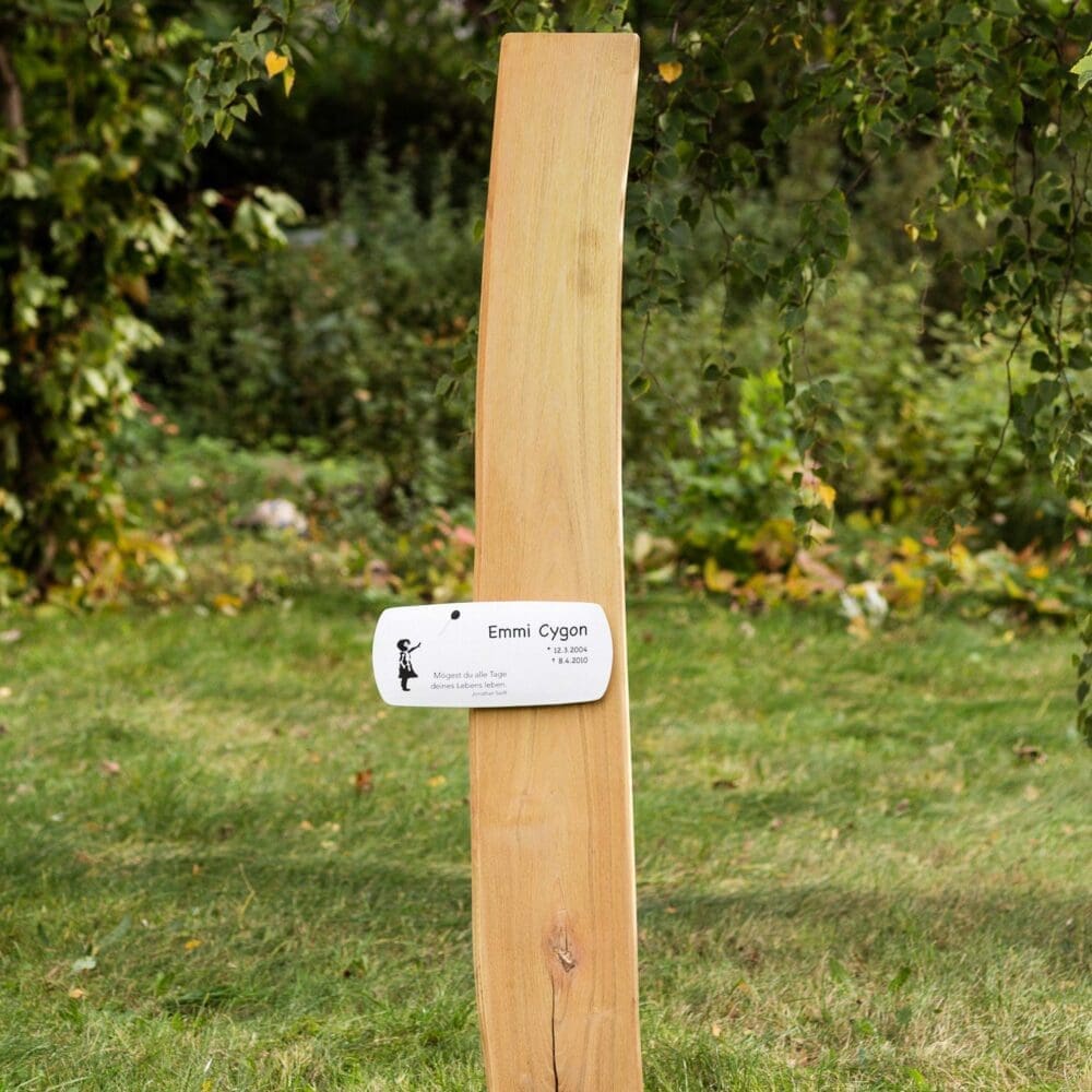 Hohe Naturholzstele mit großem Grabschild als Kindergrabmal