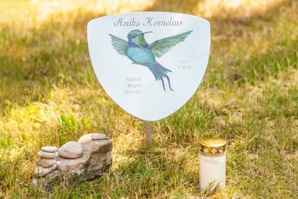 Individuelles Grabschild mit buntem Vogelmotiv Individuelles Grabschild mit buntem Vogelmotiv