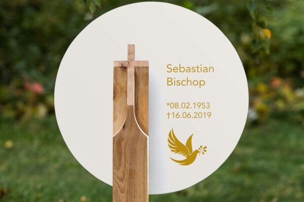 Modernes Grabkreuz in Stelen-Form mit rundem Grabschild Modernes Grabkreuz in Stelen-Form mit rundem Grabschild
