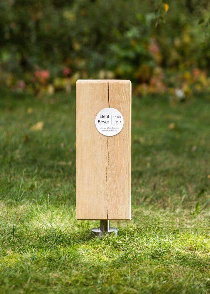 Moderne Holzstele aus Naturholz mit rundem Grabschild