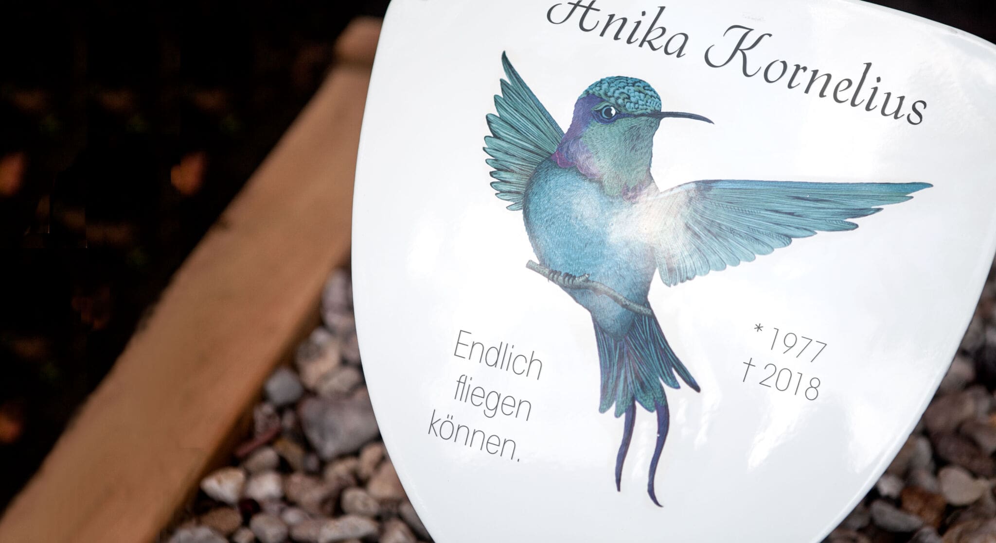 Die Porzellantafel mit Traueranzeige